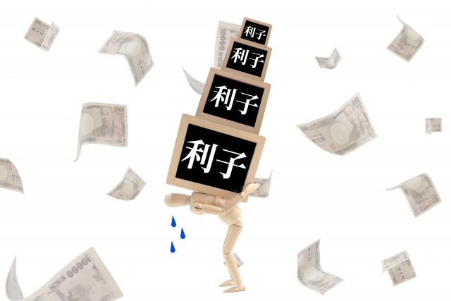 お金を手に頭を抱える。飯田市で債務整理の無料相談ができます